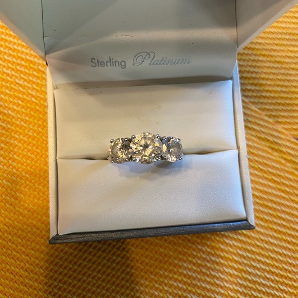 Crislu Jewelry - ❤️Crislu 4 ct 3 stones round 925 ring❤️